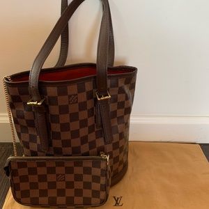 Authentic Louis Vuitton Bucket Handbag w/pouch
